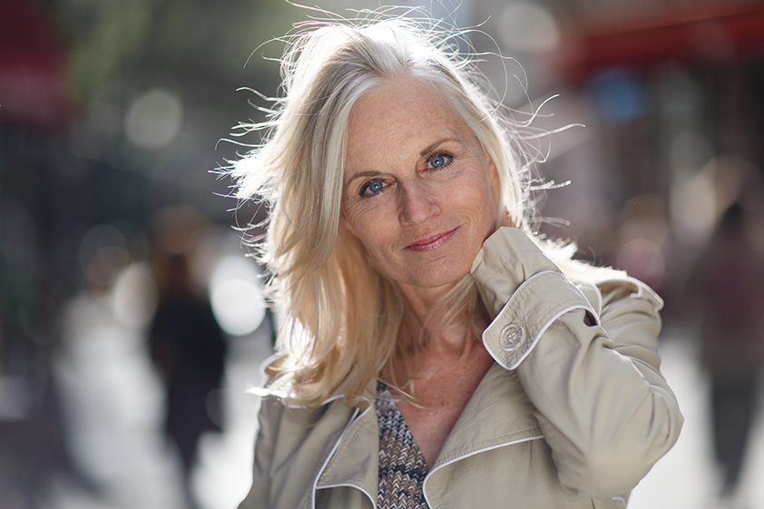 Christine Testud, mannequin senior en lumière naturelle Christine Testud, mannequin senior en lumière naturelle