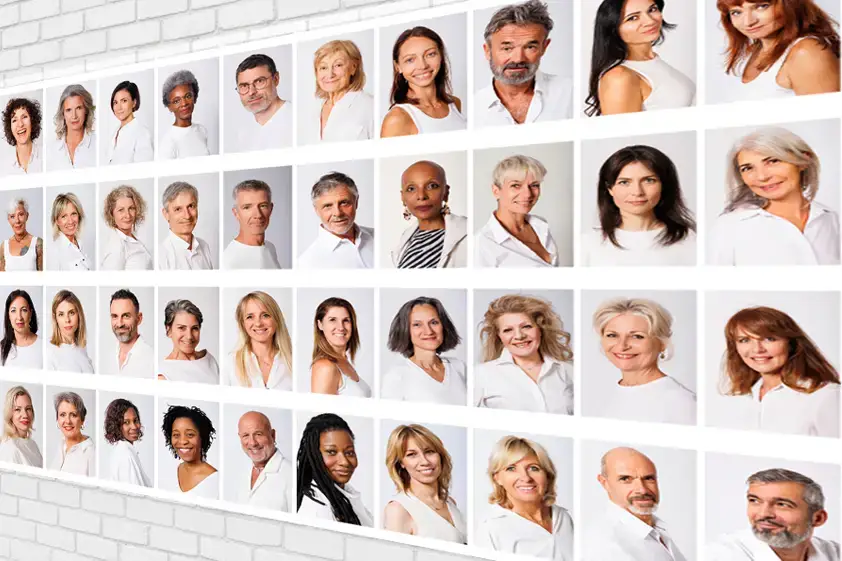 Des mannequins seniors en agence