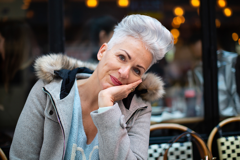 Maria, mannequin senior en lumière naturelle